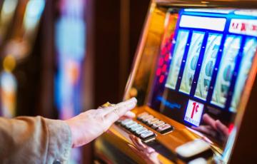 Imagen de una persona jugando a una máquina de juegos de azar.