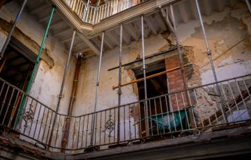 Imagen del edificio en el número 19 de Calderón de la Barca que se está rehabilitando.