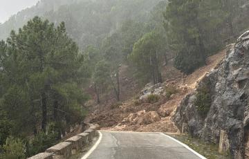 Grazalema-Zahara de la Sierra cerrada por deslizamiento de tierra