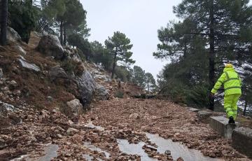 Operario en la Carretera Grazalema-Zahara afectada por delizamiento de tierras