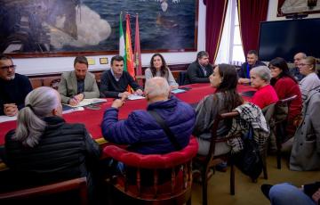 Reunión con una representación de los vecinos del edificio de la calle Dársena 1 y Explanada 1 y 3.
