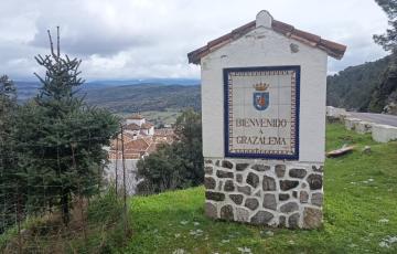 Acceso a la localidad de la Sierra de Cadiz