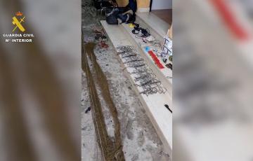 Parte del material incautado durante el registro