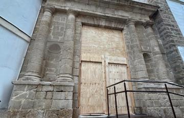 Puerta principal de la Iglesia Conventual de Santa María