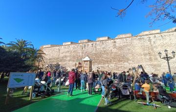 Cientos de familias se acercan al Parque 'El Pelícano', inaugurado este sábado 10 de enero. 
