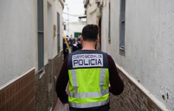 Agente durante una actuación en una imagen de archivo