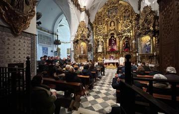 Imagen del interior del templo durante el oficio religioso