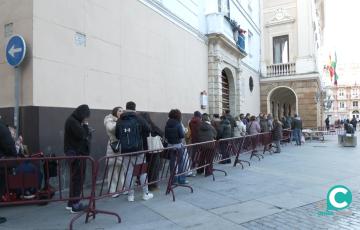 Largas colas para adquirir entradas del COAC 2026. 