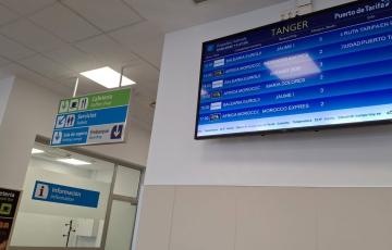 Pantalla de información a pasajeros en la estación marítima del puerto tarifeño