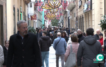 Viandantes por una calle del centro de la capital gaditana