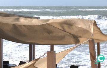 Toldos dañados en un establecimiento de la playa por las inclemencias meteoróligicas