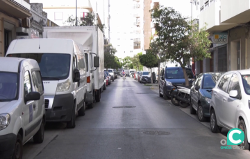 Vehículos estacionados en la via de extramuros