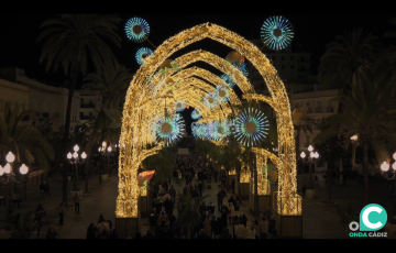 Alumbrado por las fiestas en la plaza de San Juan de Dios