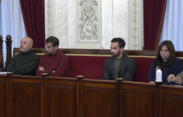 Concejales de PSOE y AIG durante la celebración de un Pleno Municipal