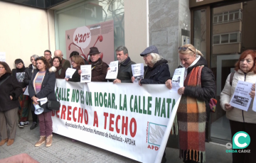Un momento del acto celebrado este viernes en recuerdo a las ultimas muertes de sin techo en la ciudad 