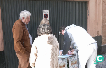 Mesa de recogida de firmas por la plataforma
