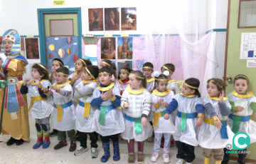 Los pequeños y su docente despliegan una coreografía propia de la actividad