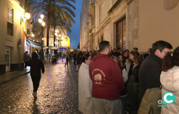 Aspecto de la fila formada en la calle San Juan de Dios junto al Ayuntamiento