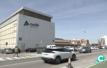 Fachada de la estación de tren de la capital gaditana