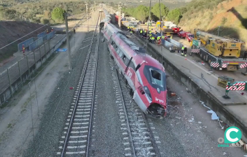 Maquinaria operando en el lugar del suceso