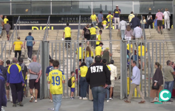Aficionados accediendo al estadio durante una jornada de encuentro oficial