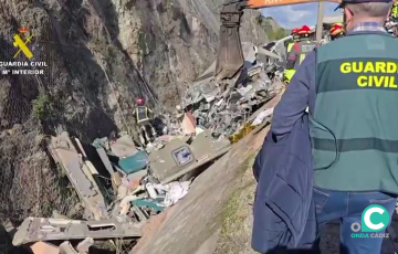 Un guardia civil observa los efectos del siniestro