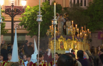 Los titulares de la hermandad gaditana por la plaza del Palillero druante el Jueves Santo del 2025