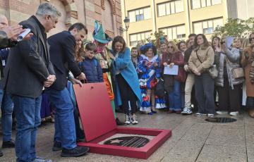 Momento del descubrimiento de la estrella en la plaza Fragela.