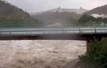 Pantano de Arcos con la crecida del río que ha provocado el desalojo de viviendas