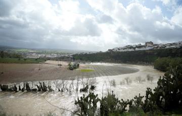 Crecida del río Guadalete a su paso por la localidad gaditana de Arcos de la Frontera