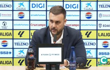 Juan Cala durante su intervención en la sala de prensa del Nuevo Mirandilla 