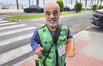 Emilio Ramírez reparte un Sueldazo de la ONCE en la Barriada de La Paz