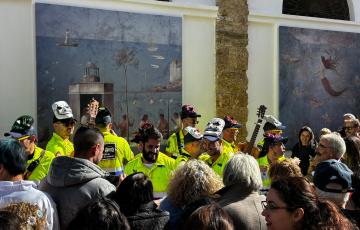 Un momento de la actuación de la chirigota cuartofinalista La purga: los que no pasan.