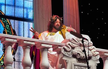 Manu Sánchez durante el Pregón de Carnaval en San Antonio