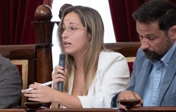 Paula Fernández durante la intervención en una sesión plenaria del Ayuntamiento de Cádiz