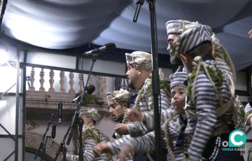 Agrupación actuando