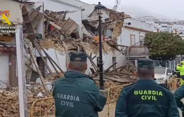 Guardias civiles observan los efectos del suceso