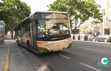 Autobús urbano en una de las paradas de la ciudad de Cádiz. 