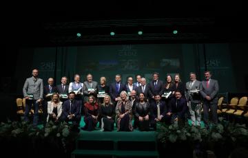 Foto de familia del acto de entrega de Banderas de Andalucía 2026.