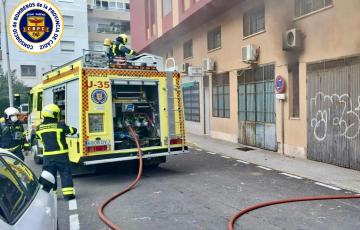 El propietario del garaje tenía acumulado numerosos enseres en su interior, aunque no se han tenido que lamentar daños personales