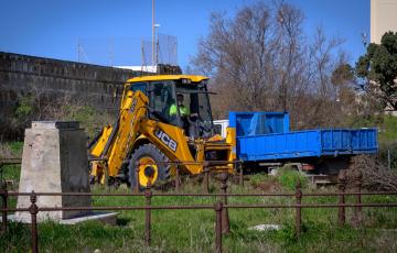 Maquinaria en funcionamiento dentro de las actuaciones en el antiguo camposanto 