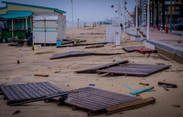 Efectos del temporal sobre los chiringuitos de la playa situados a la altura de la calle Brasil