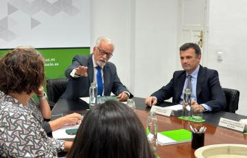 Bruno García con el Defensor del Pueblo andaluz con Jesús Maetzu, en una imagen de archivo