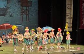 Una de las agrupaciones de la categoría infantil actuando en el Falla.