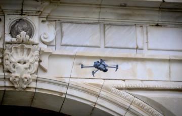 Uno de los aparatos con RTK sobrevolando el espacio arquitectónico