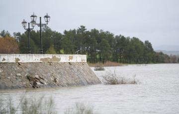 Imagen del pantano de Bornos superada su capacidad de embalsamiento. A 6 de febrero de 2026, en Bornos, Cádiz