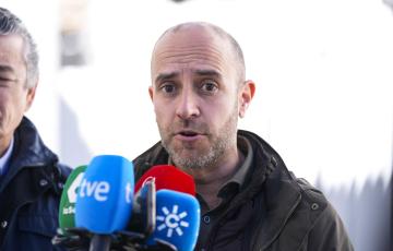 Imagen de archivo del alcalde de Grazalema (Cádiz), Carlos Javier García, en atención a los medios.