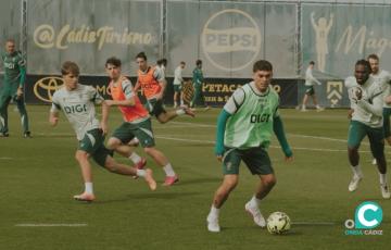 Los jugadores en una tarea del entrenamiento desarrollado en la Ciudad Deportiva Bahía de Cádiz (Foto: Cádiz CF)