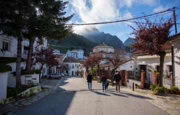Las calles de la población serrana con alguno de sus residentes de vuelta a casa