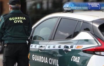 Un agente de la Guardia Civil junto a un vehículo oficial en una imagen de archivo